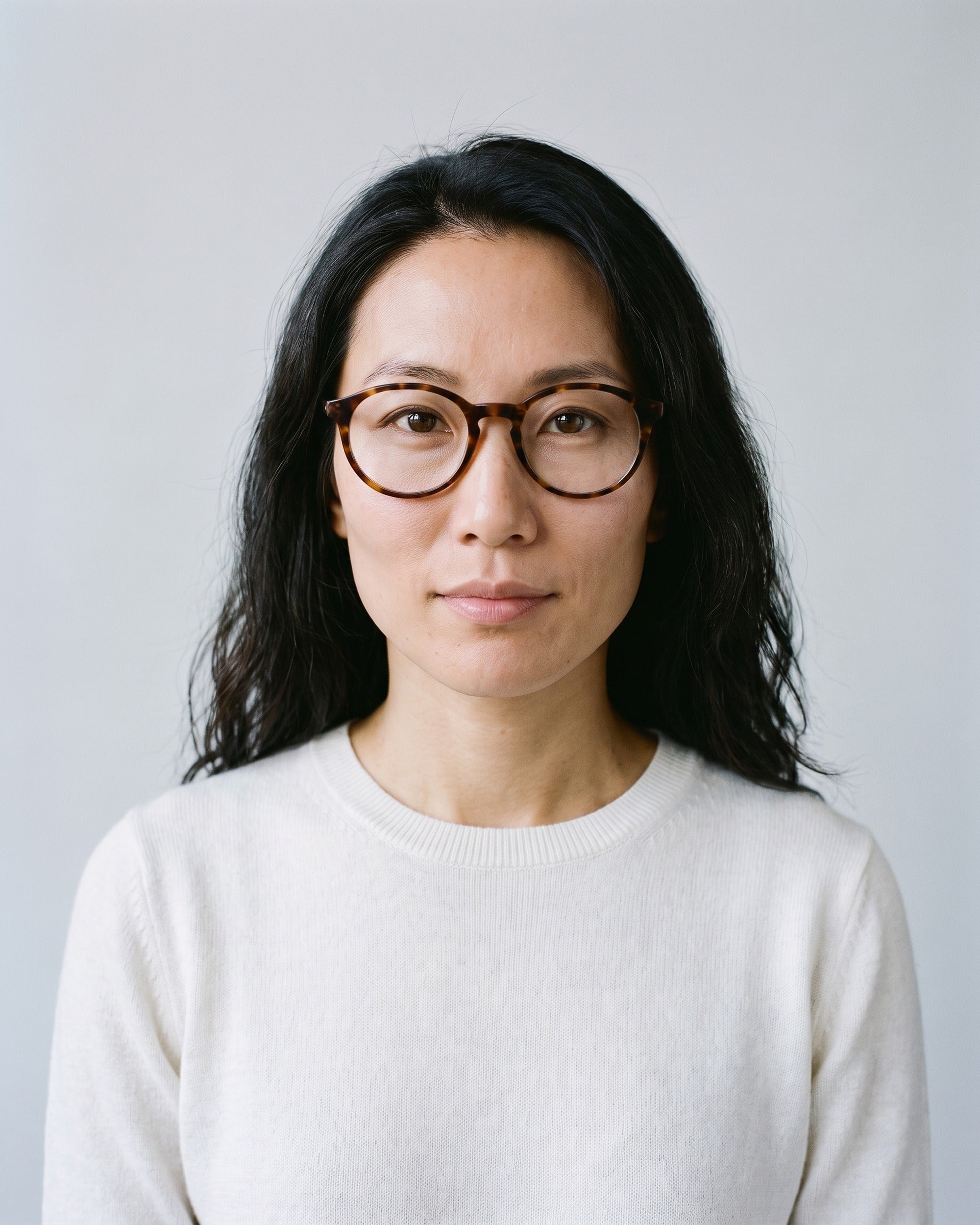 GLAS Jasmin Turtle Brown Readers – worn, studio